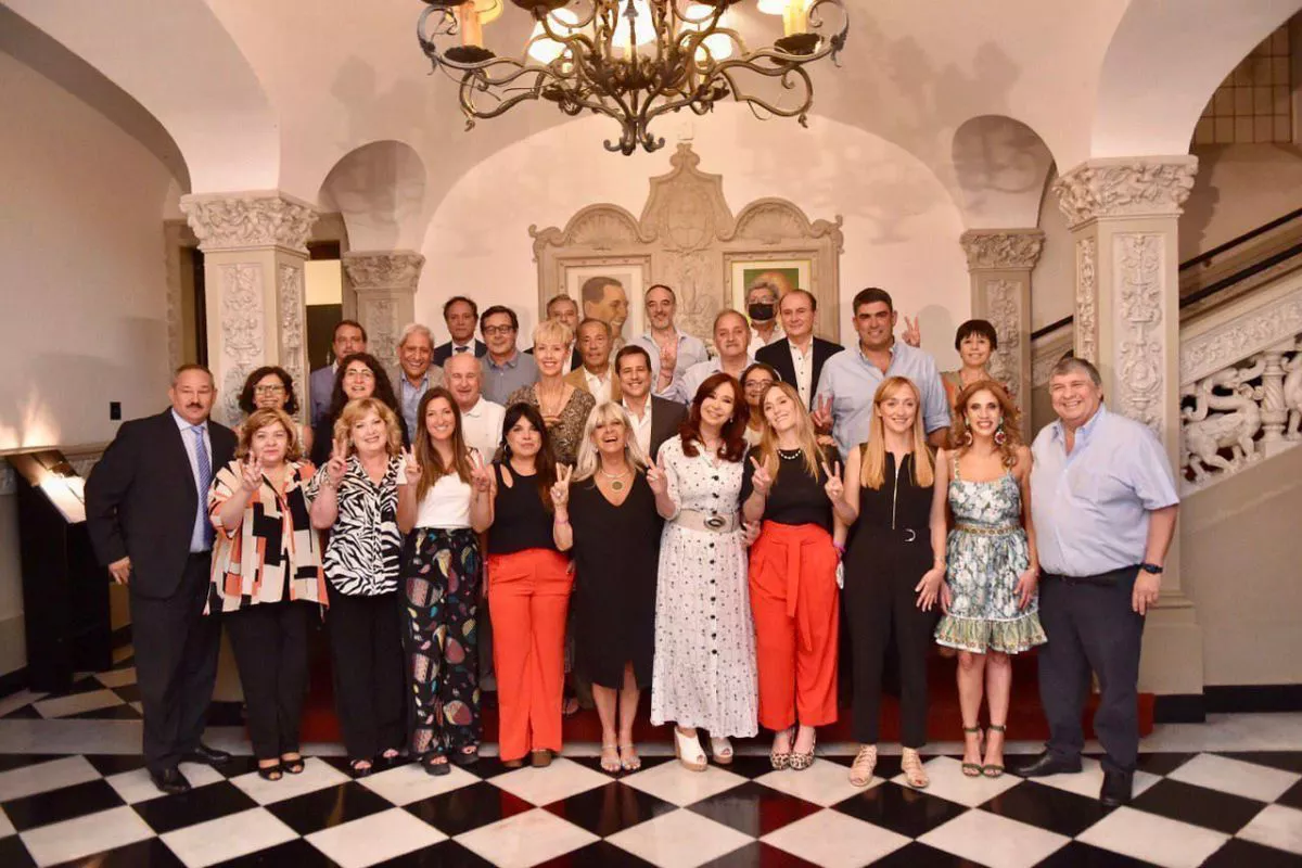 senadores-Frente-de-todos-con-Cristina-Kirchner-cena-de-fin-de-ano-diciembre-2021