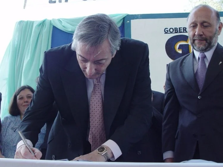 EL-ENTONCES-PRESIDENTE-KIRCHNER-FIRMA-EL-ACTA-DE-REPARACION-HISTORICA-750x563
