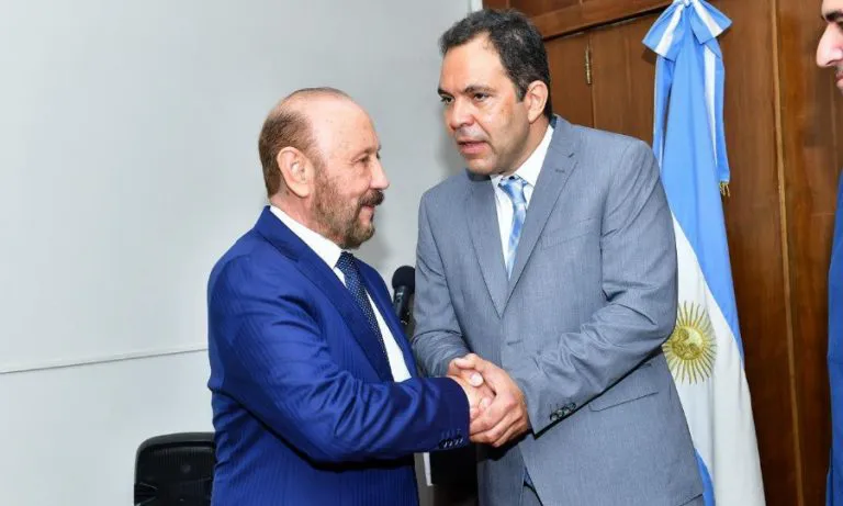 Juez-federal-Morán-saluda-a-Gildo-Insrán-768x461